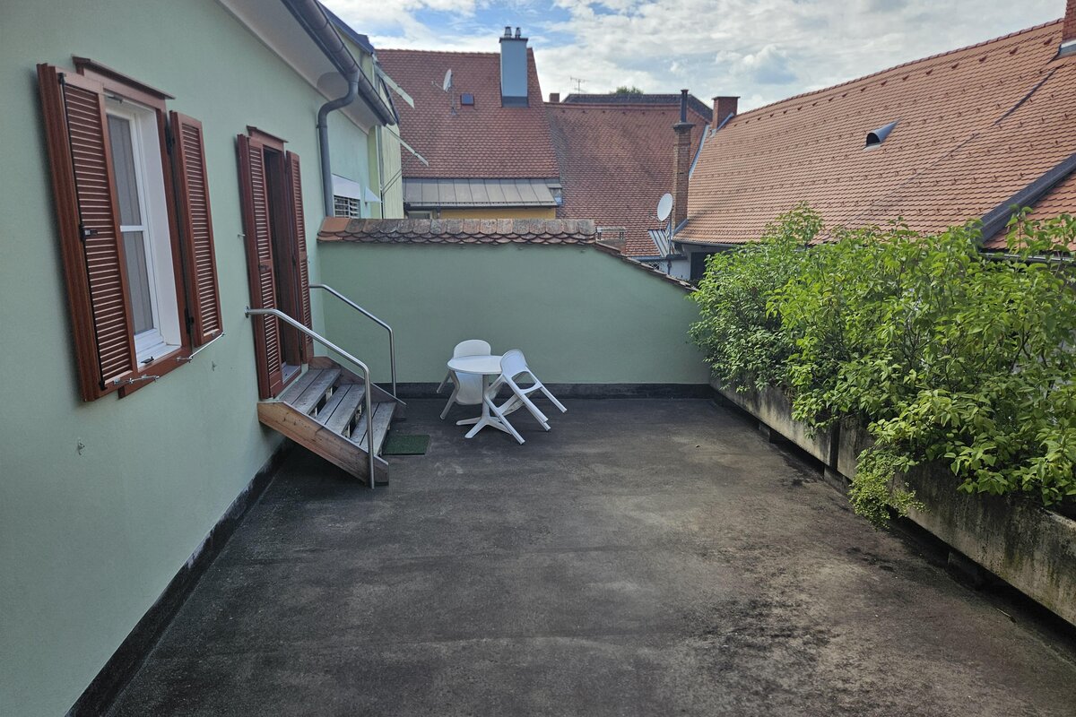 Weiterer Blick auf die Terrasse der ersten Wohnung im Provianthaus