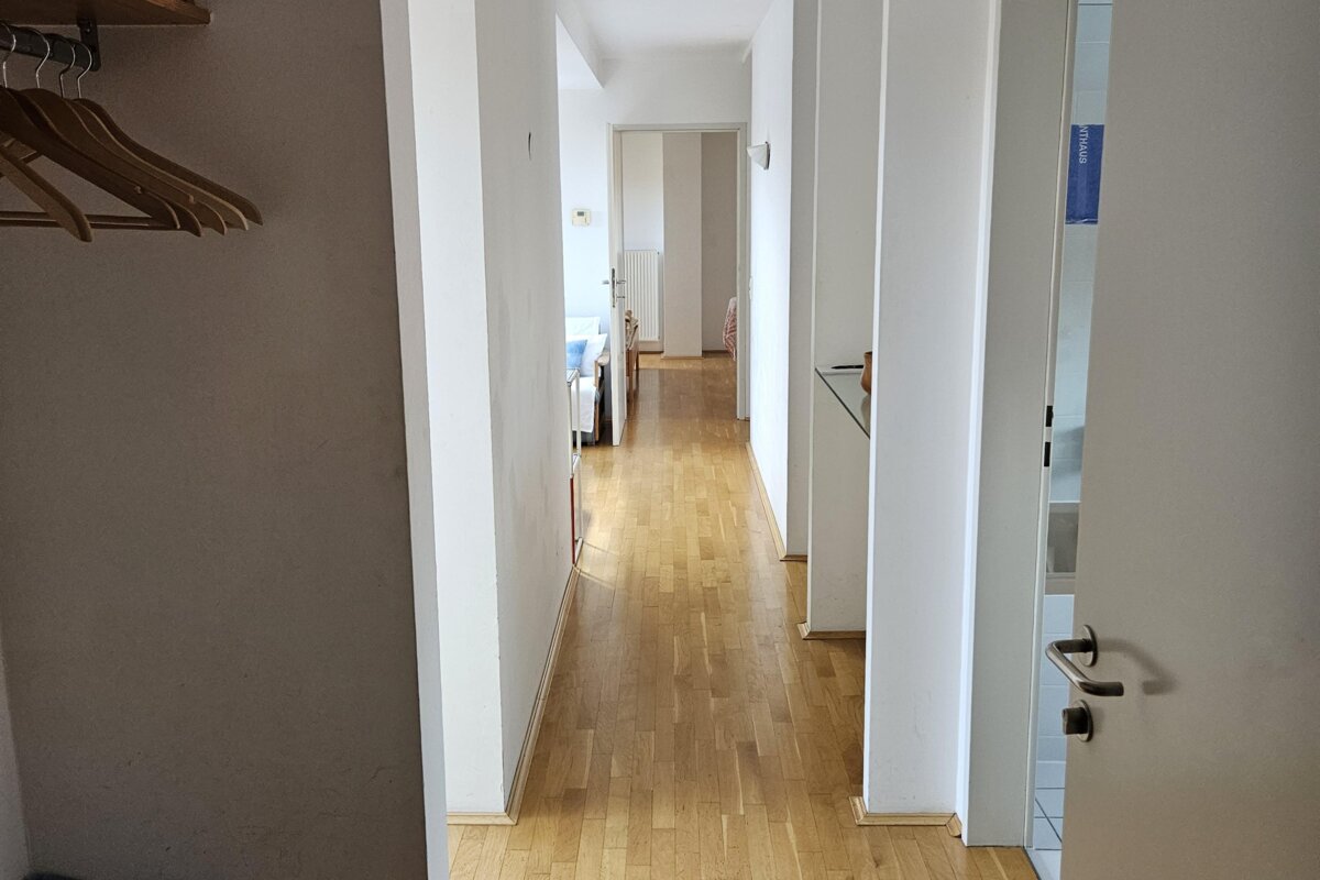 Heller Flur mit Holzböden in der zweiten Wohnung im Provianthaus