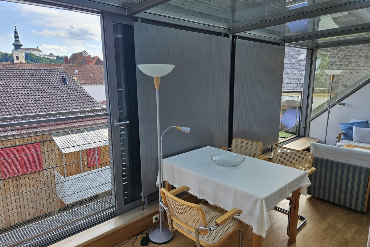 Wohnküche der zweiten Wohnung mit Ausblick im Provianthaus