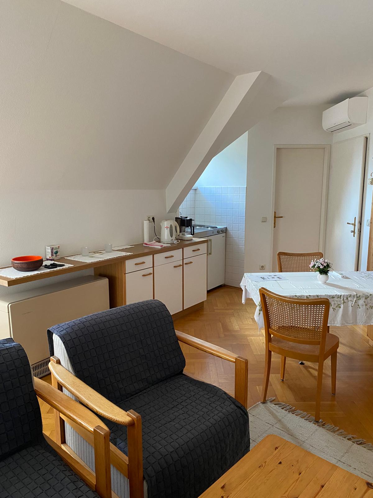 Moderner Wohnraum mit Holzfußboden im Appartement Typ C des Provianthauses
